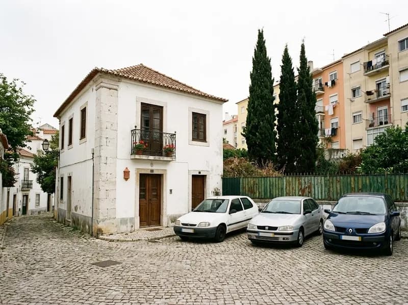 Pequeno parque de estacionamento privado ao lado de uma clínica branca